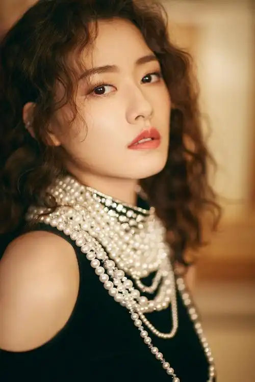 的好身材一览无余 而多条珍珠项链的点缀 让整体气