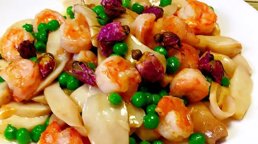 这道有着淡淡玫瑰花香的菜品清淡营养健康美味值得你试试!