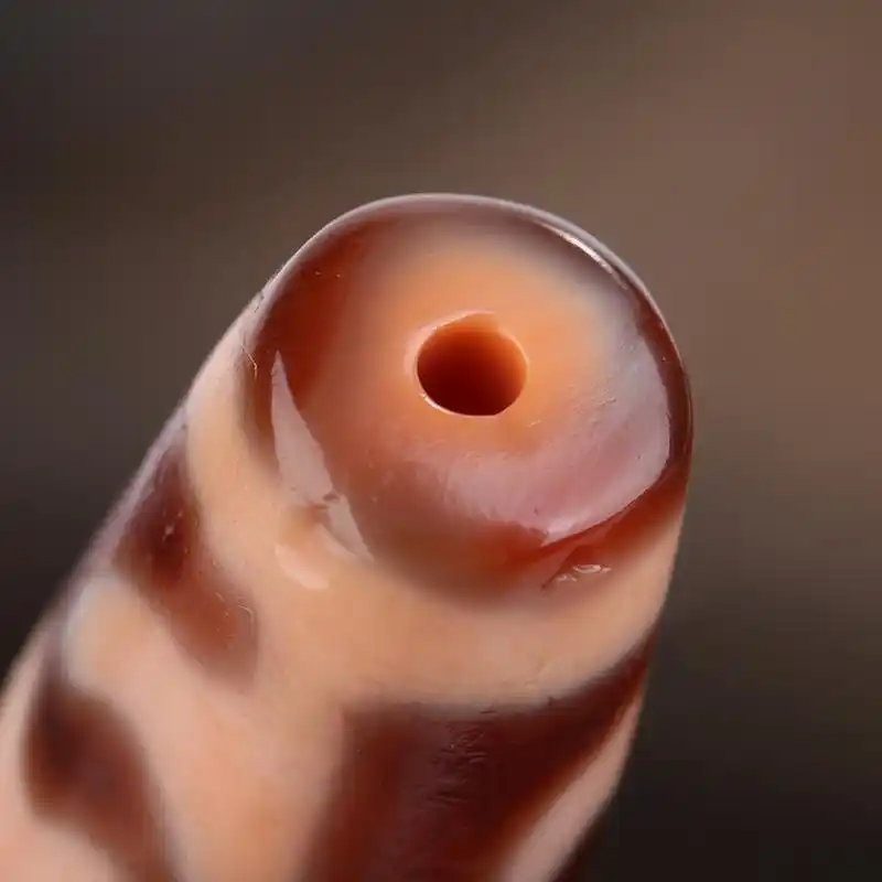 威德天珠-红肉莲师法器 莲师法器天珠,又称威德天珠,是西藏密宗祖师