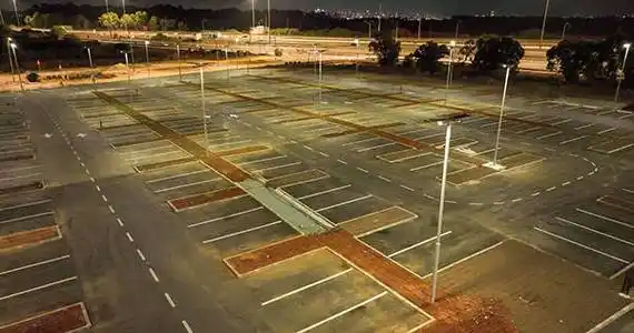 如何为户外停车场配置适合的太阳能照明灯具?_功能_自动_亮度高