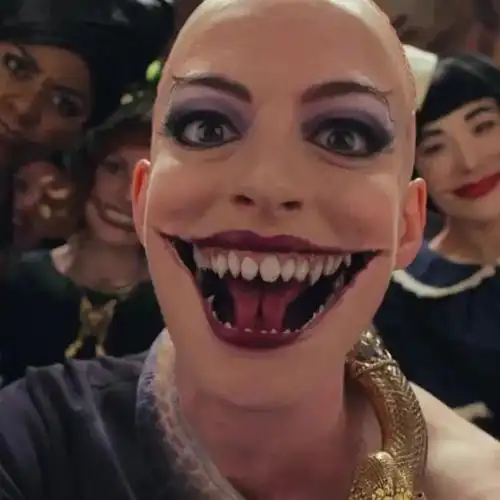 这咧着嘴,笑得很阴森的女巫竟然