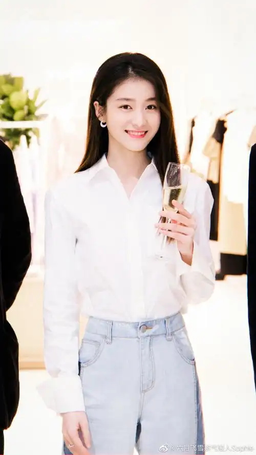 张雪迎应该多演一些性格活泼俏皮的角色,她笑起来蛮可爱的,非常有少女