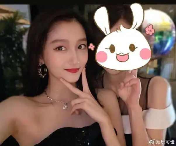 关晓彤的生日party曝光与闺蜜夜店蹦迪妖艳性感鹿晗未在被调侃亏大