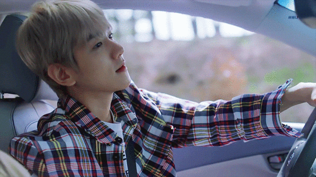 边伯贤的坐姿真的时而有范儿时而乖巧,给百变的伯贤比心!