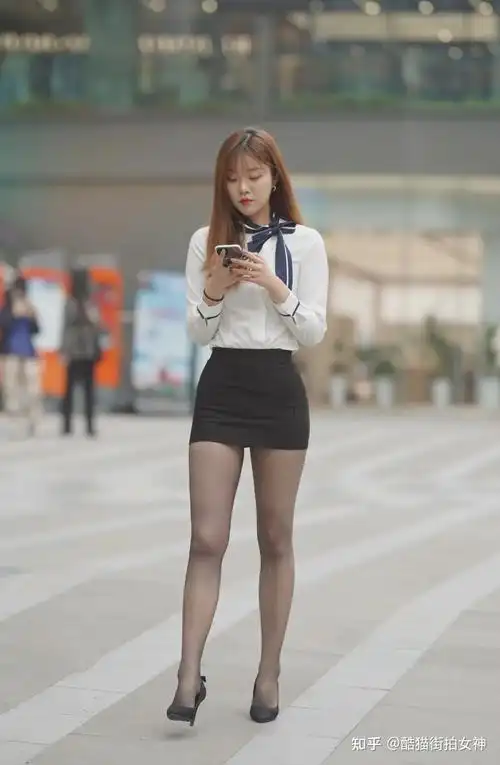 街拍女神黑色超短包臀裙黑丝高跟鞋的时尚女生