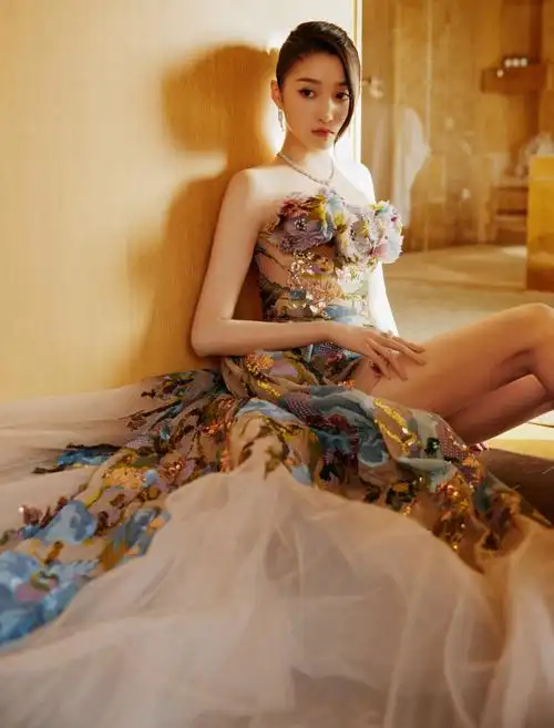 关晓彤飞天奖红毯造型##关晓彤飞天奖花朵仙女裙##第33届飞天奖