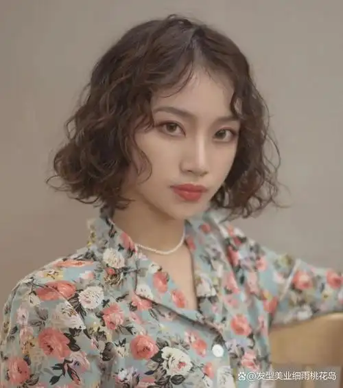 短发烫个卷也非常的好看上镜,显得复古还有港风洋气的气息,刘海选择卷