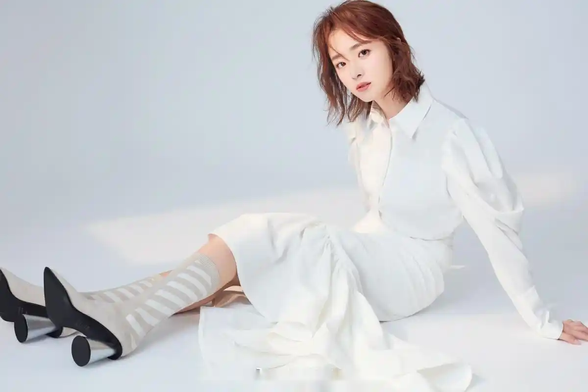 近日,气质小花胡冰卿曝光一组白色衬衫系连衣裙写真