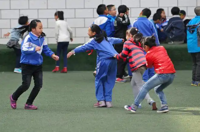 四川一9岁小学生顶楼玩耍疑踩空从32楼坠亡与家长天人永隔