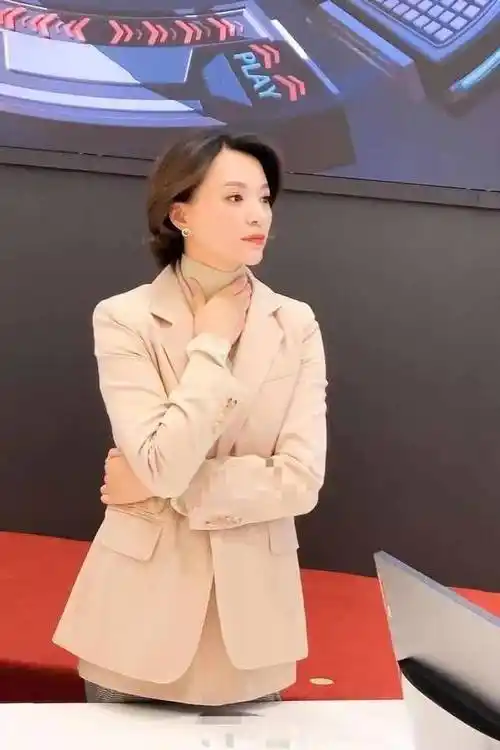 原创董卿包装了肯定漂亮西装配高领很时髦但原生态的脸也很自然