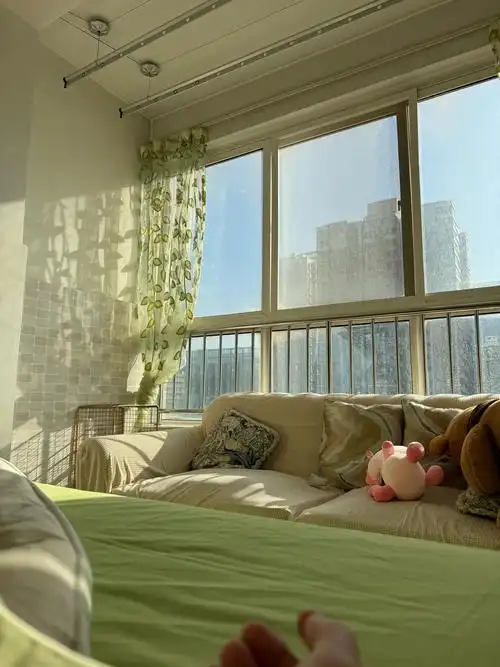 房间阳光很好,早上起来就晒太阳,离地铁站