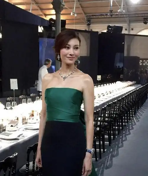 李嘉欣美得倾国倾城,穿抹胸上衣配半身长裙,气质惊艳不输超模|西装