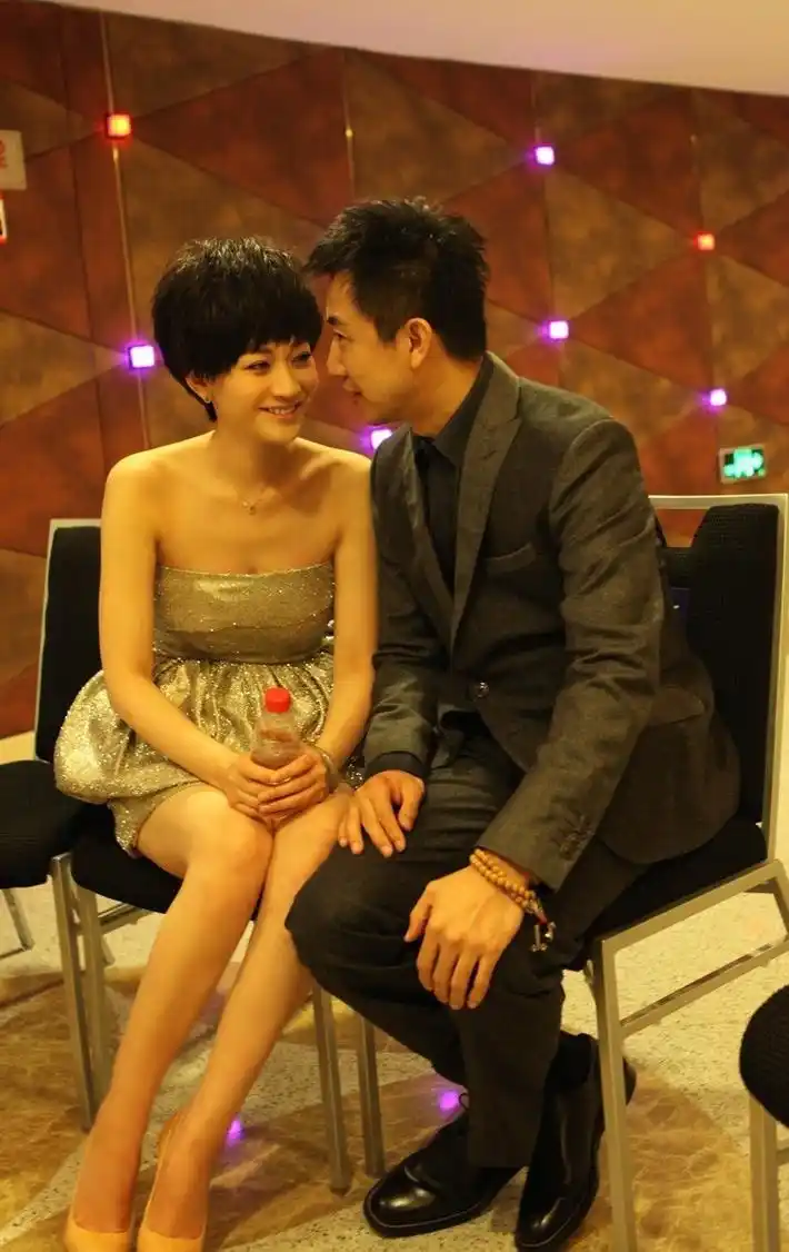 李小冉与鄢颇首次携手亮相红毯