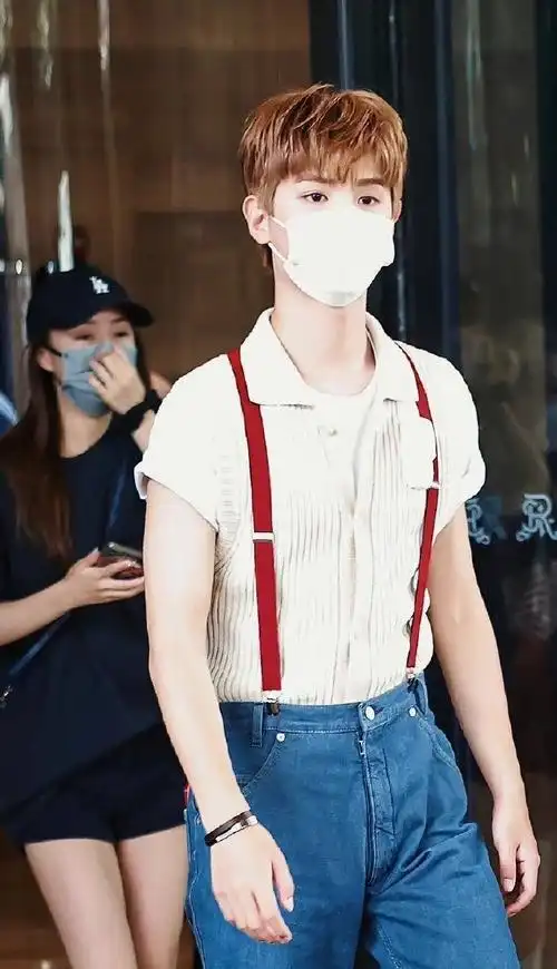 黄明昊背带裤饭拍路透