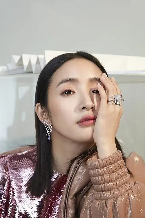 林依晨温婉恬静时尚写真大片26明星美桌网