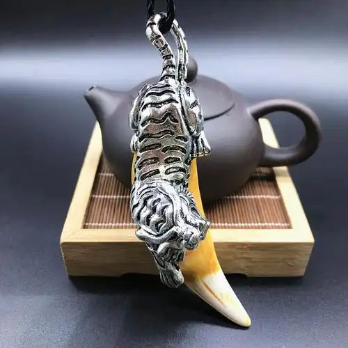 厂家直销精美仿古做旧骨雕牙雕挂件白铜老虎头镶牙齿吊坠挂饰