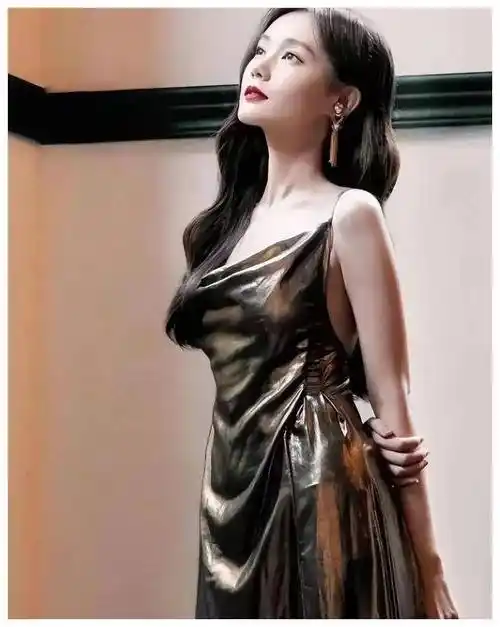 李一桐性感金色长裙完美展现魔鬼身材令人心动