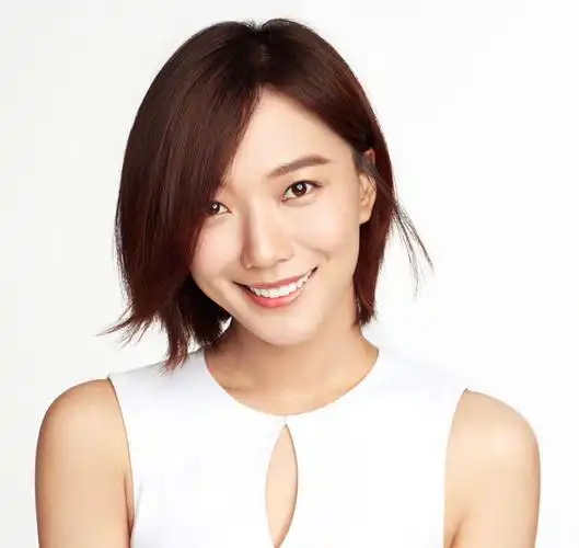 34岁王珞丹越来越会穿棉服搭配牛仔裤青春靓丽美出了新天际