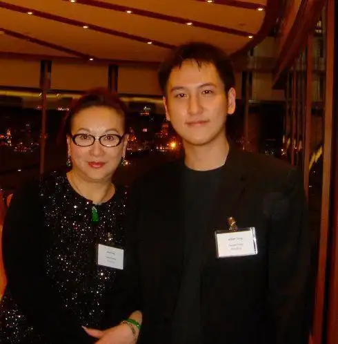 汤珈铖18岁登汤臣董事财力高过王思聪身价百亿不婚愁坏母亲