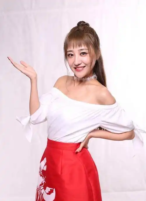 主播左岩:曾和杨迪传绯闻,离开浙江卫视低调嫁普通人同样幸福