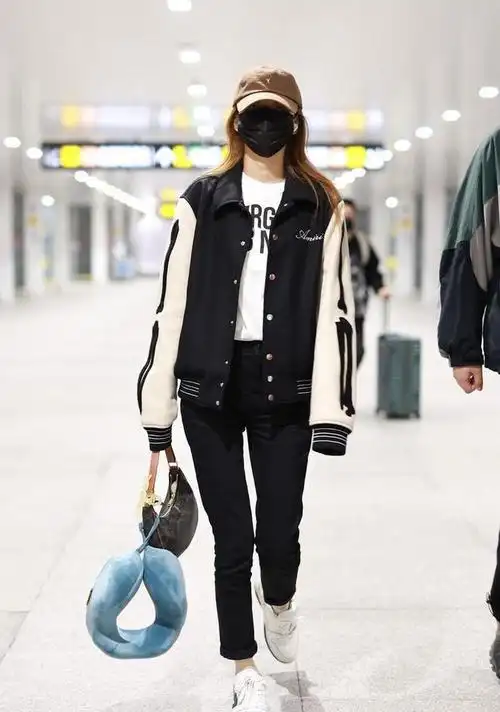 孙怡最新机场路透照曝光身穿棒球外套搭配紧身裤活力十足