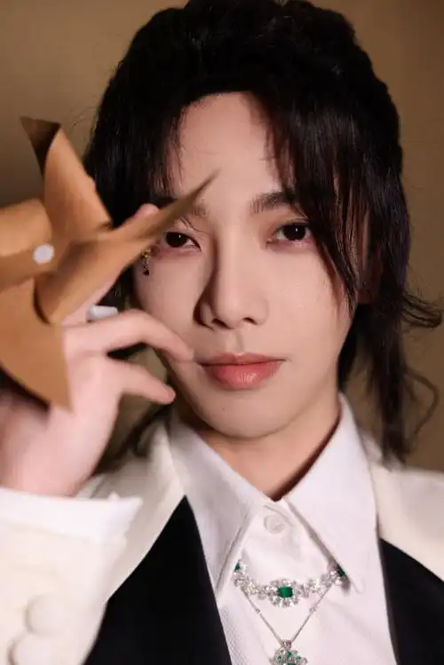 华晨宇把风之海吹到了冰丝带##微博之夜##华晨宇泪痣妆