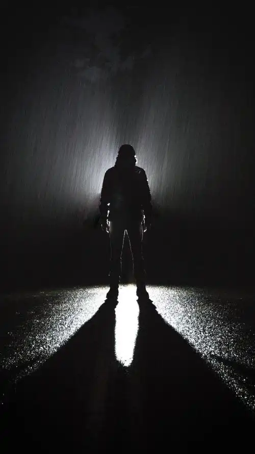 男人淋雨伤感背影1366x768分辨率查看