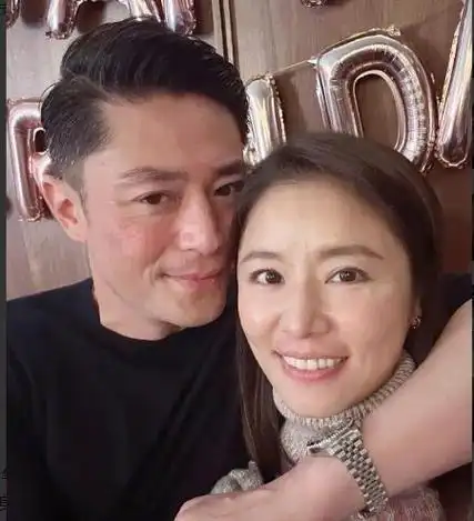 画面中的霍建华一手搂着妻子,一手搂着好友,消息曝光后引起了网友围观