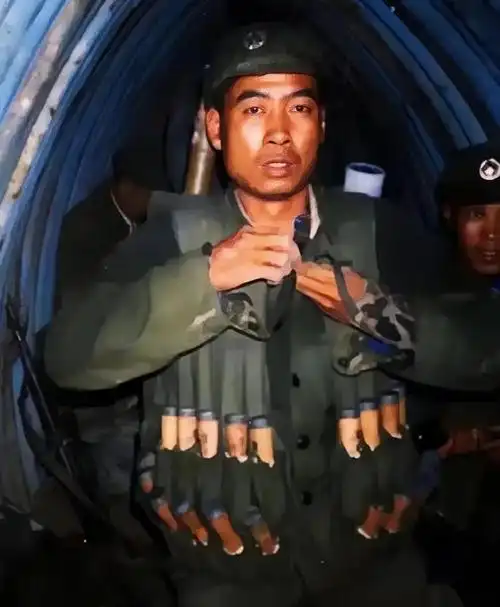 1986年,老山前线全身捆满手榴弹的魏文勇,在牺牲前留下的照片