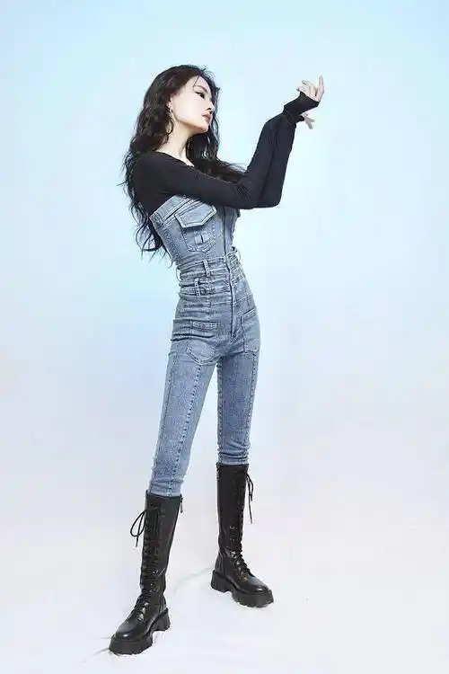 徐璐牛仔抹胸连体裤勾勒妩媚身段长发慵懒化烟熏妆野性十足