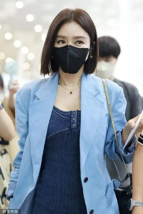 组图:秦岚一身靓丽打扮现身机场 深蓝色系穿搭秀纤细美腿