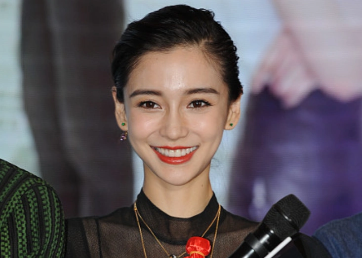 杨颖出席某活动,笑到"放飞自我",这嘴巴真大,牙齿略显黄!