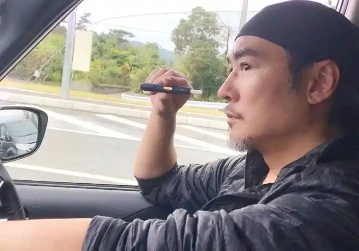 虽然焦恩俊时常塑造面容冷酷的角色,但工作以及生活中的他,是一个特别