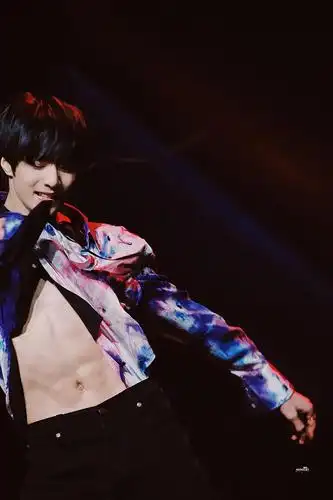 夜深了,突然有一个文学构思,抽一名文学家来完成.