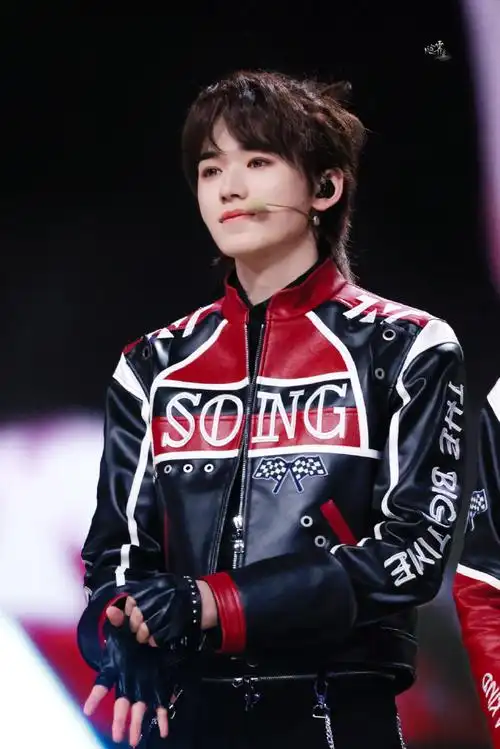 宋亚轩楼外楼演唱会##宋亚轩solo舞台不枉##时代少年团叁重楼暨出览