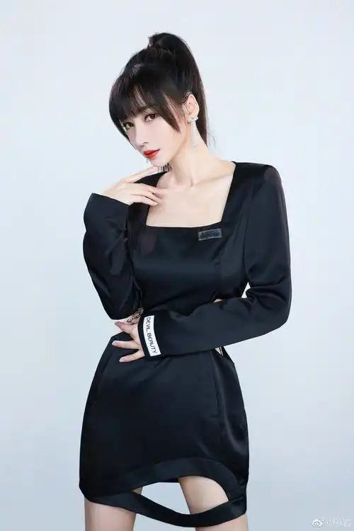 柳岩梳高马尾造型酷飒穿镂空黑裙大秀好身材