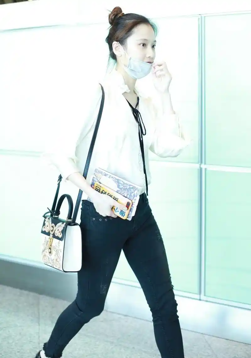 原创张慧雯成新晋"素颜女神",简约衬衫配t恤短裤,白皙长腿好抢镜