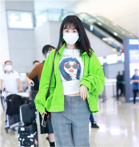 可以看出来李菲儿当天穿了一件卡通人物头像的短款内搭,隐约之间还能