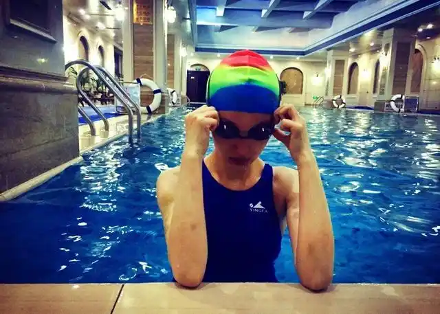 倪妮晒游泳健身照 手臂淤青引网友热议