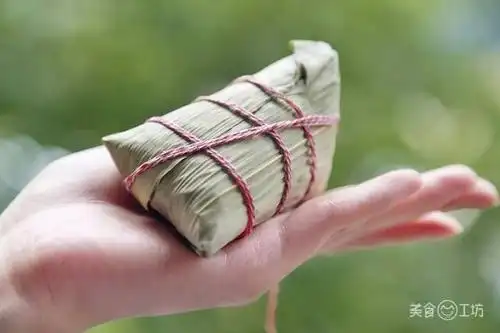 不像外面市面上买的一些粽子糯米和粽叶"难舍难分",肯德基的粽子比较