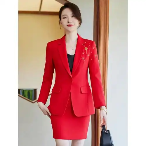 红色西装外套,气场十足!搭配职业套装,让你在工作中更加自信, - 抖音