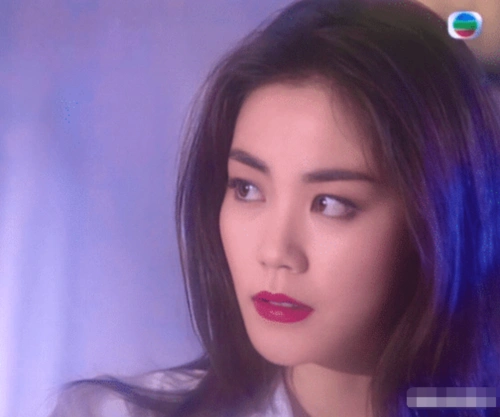 她出演了自己的第一部影视作品千岁情人,当时合作的演员都是王菲,方