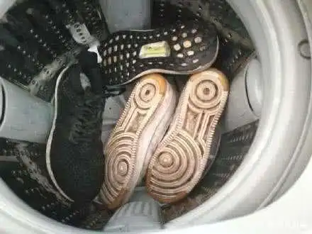 大学公用洗衣机扔臭袜子是何居心?细菌很多,大学生谨慎使用