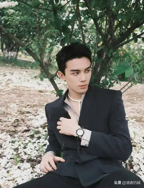 吴磊被助理拉低领口,本人口型:你故意的_迪丽热巴来_魅力_镜头