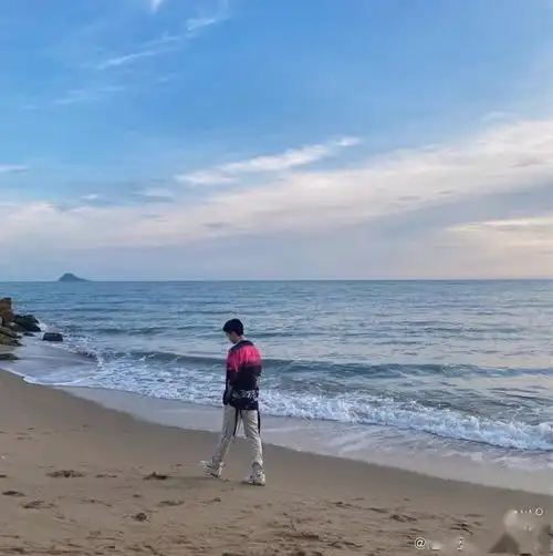 范丞丞绿洲晒旅行照 海边沙滩悠闲漫步背影帅气