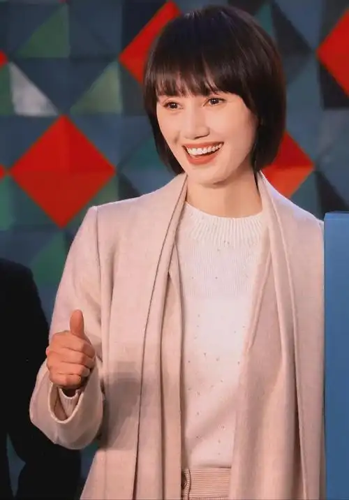 11月18日,袁泉参加线下活动,引发热议|短发|减龄|时尚|穿搭_网易订阅