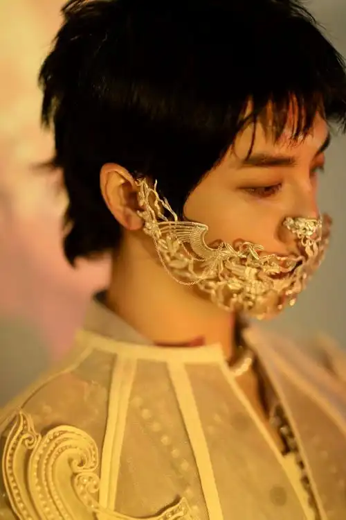 湖南卫视跨年收视第一##华晨宇戴面具唱歌好稳##华晨宇湖南跨年造型