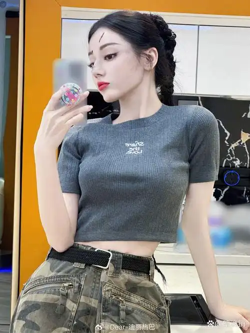 迪丽热巴今日份库存照,高领方格裙 黑色卫衣 蓝灰色毛衫露腰t恤搭配