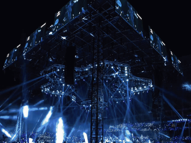 不请嘉宾长达6个小时的演出现场连续两晚(演唱会现场气氛