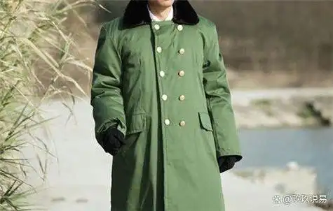 在寒冷的冬日,我又拿出来了那件充满故事的军大衣,曾经在我国可谓人"